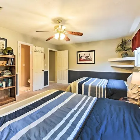 Quiet Lake Conroe Townhome With 2 Boat Slips!